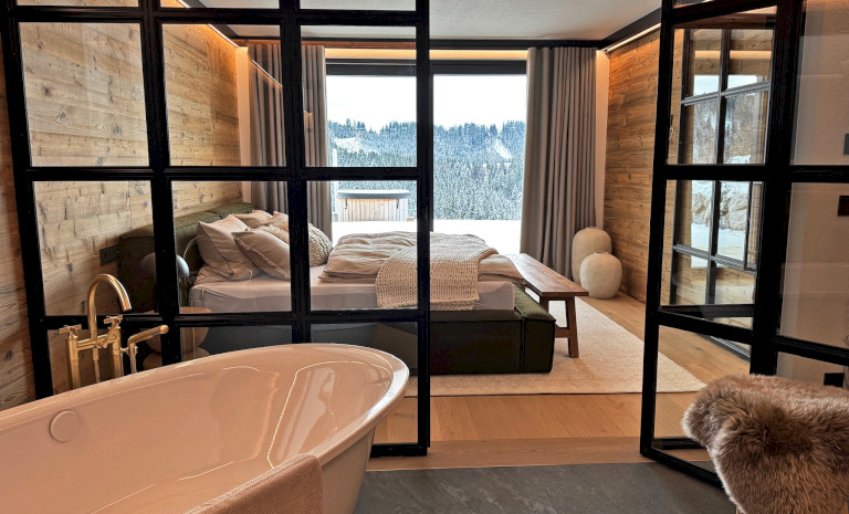 Master Schlafzimmer mit offenem Bad mit freistehender Badewanne